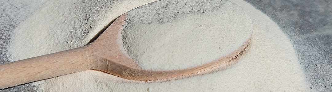 Cuillere-peptides-de-collagene PAillettes de spiruline dans une cuillère en bois